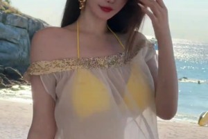 这身材太诱惑了吧！美女詹密周麟嘉海边游玩照：想念比爱更明确