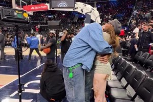 大庭广众下狂秀恩爱！🙈库兹马拍了下女友大腿，随后拥抱亲吻！